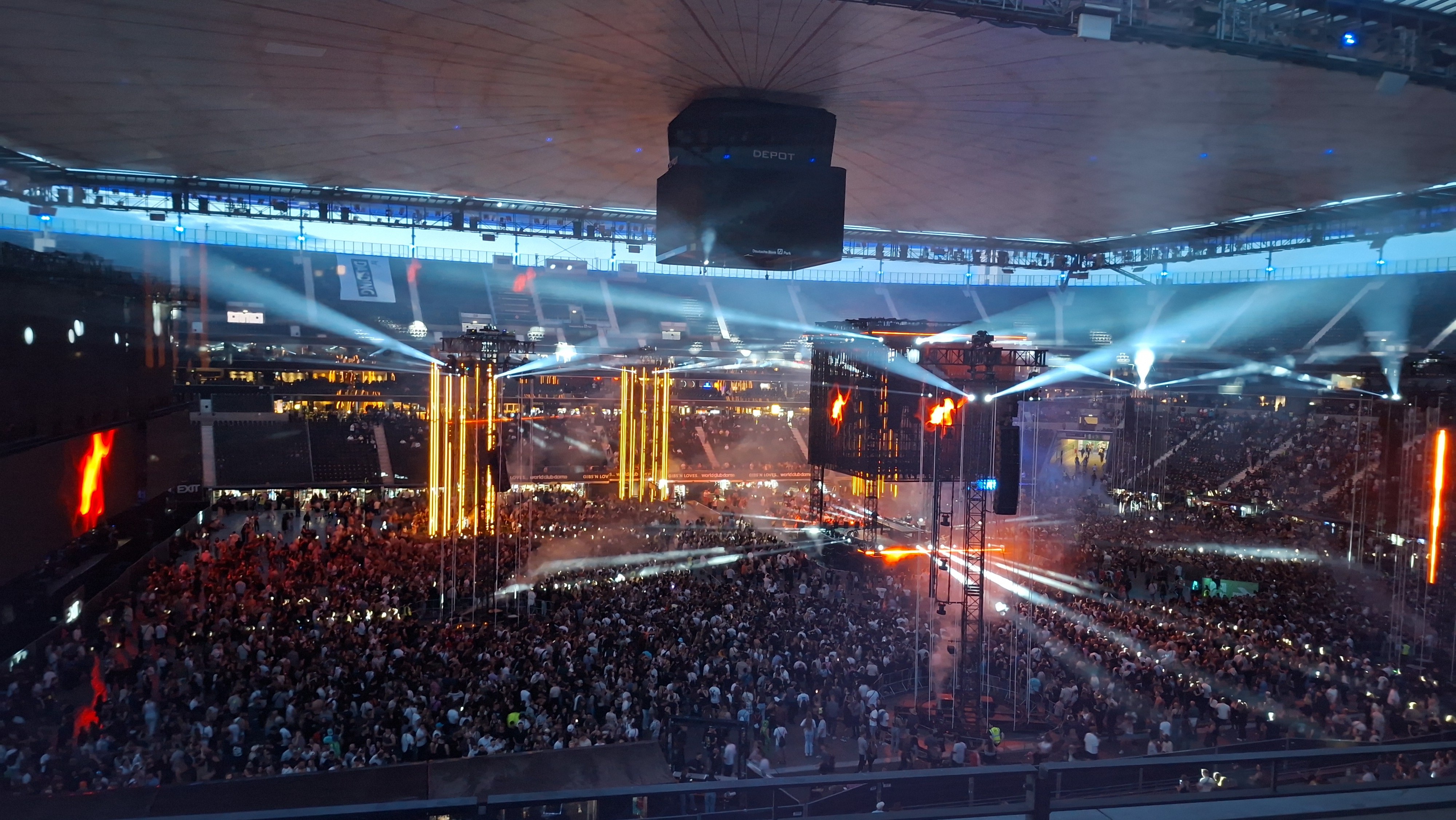 World Club Dome im Deutsche Bank Park mit Lichtshow und Publikum