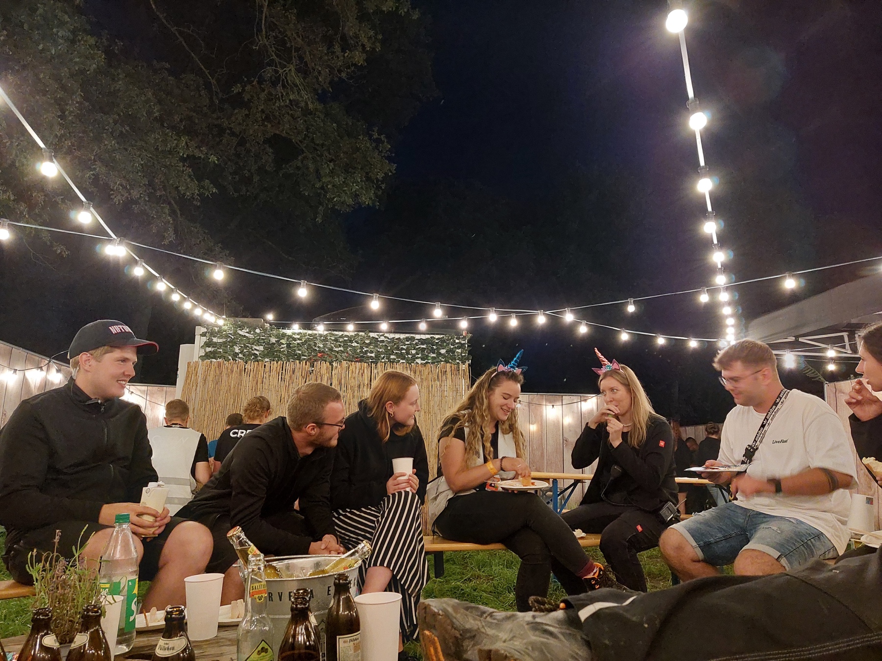 Crew beim gemeinsamen Essen auf dem Gelände