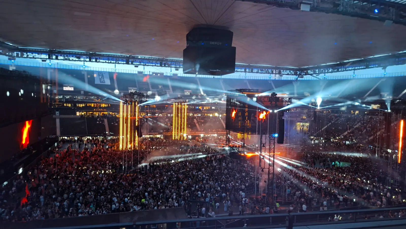 World Club Dome im Deutsche Bank Park mit Lichtshow und Publikum