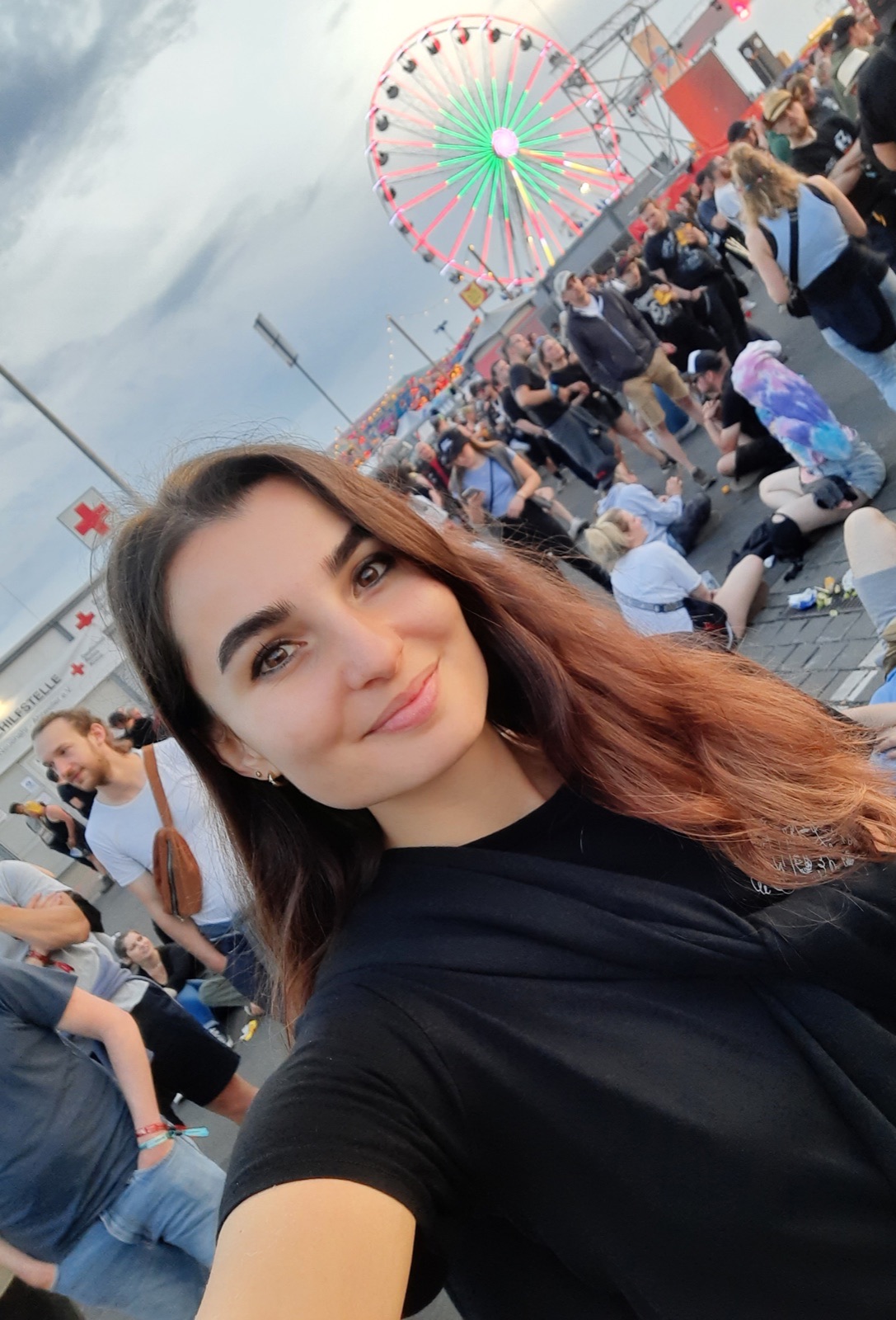 Laura Ermini Charakterbild mit Team