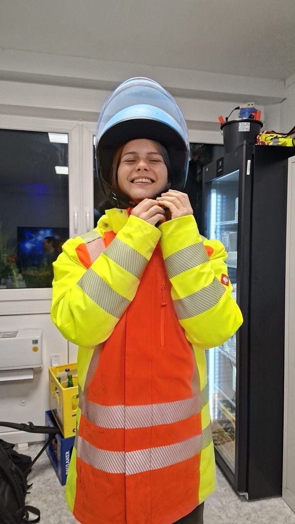 Maira mit Helm und Warnjacke