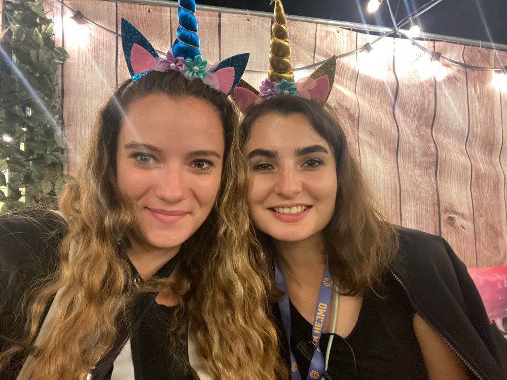 Gina und Laura zusammen