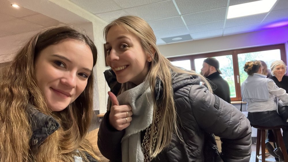 Gina und Lisa im Projektalltag