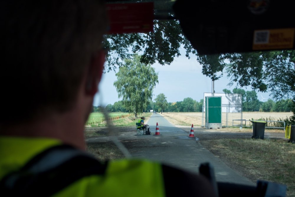 Blick aus einem Einsatzfahrzeug auf einen abgesperrten Weg