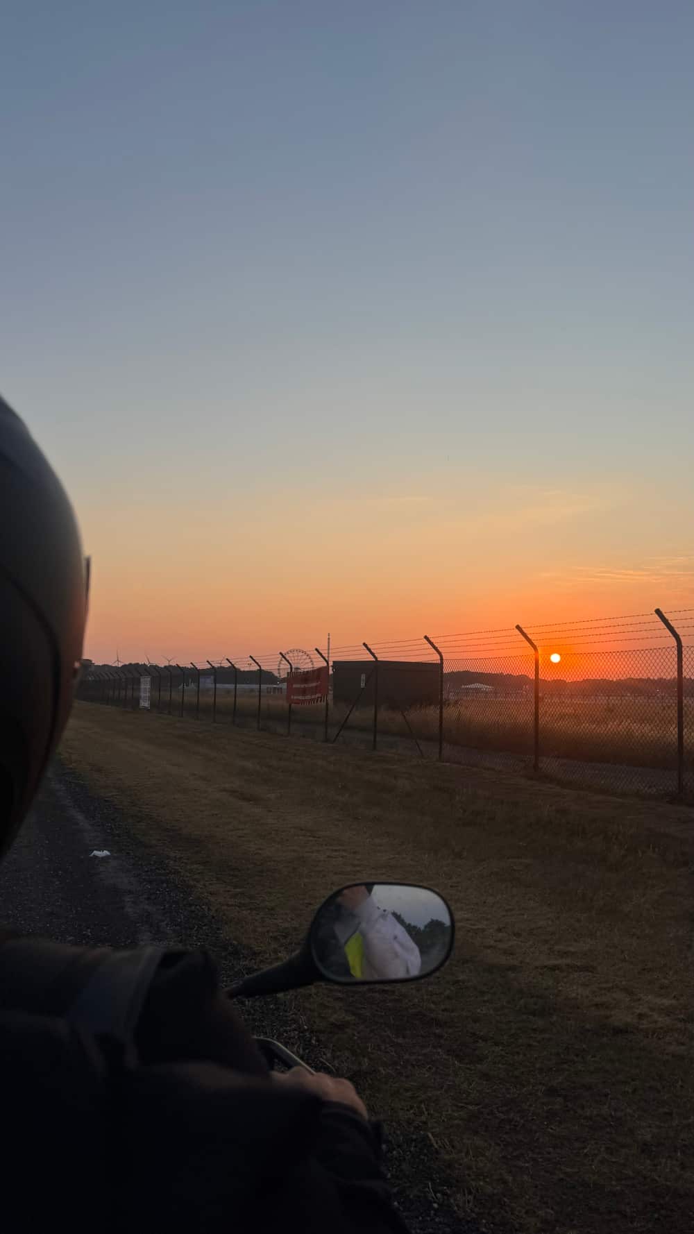 Zaunlinie eines Veranstaltungsgeländes im Sonnenuntergang