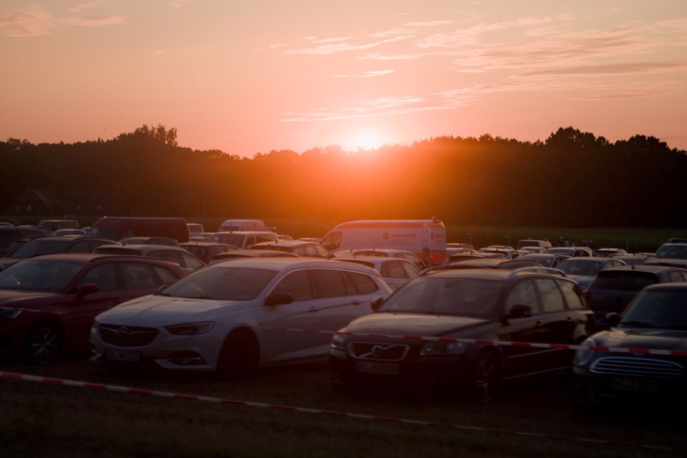 Veranstaltungsbetrieb bei Sonnenuntergang