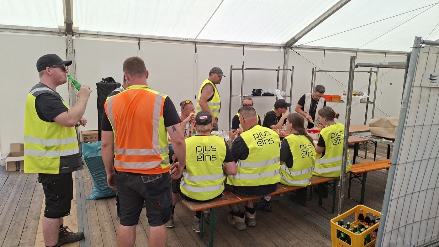pluseins Team bei einer gemeinsamen Einsatzbesprechung