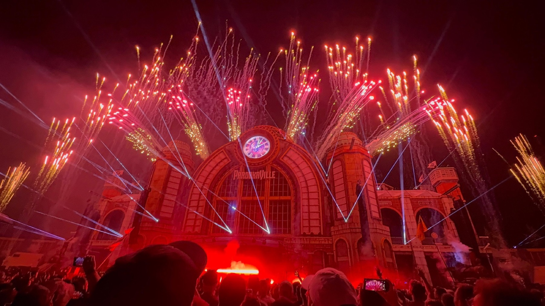 PAROOKAVILLE Bühne mit Feuerwerk