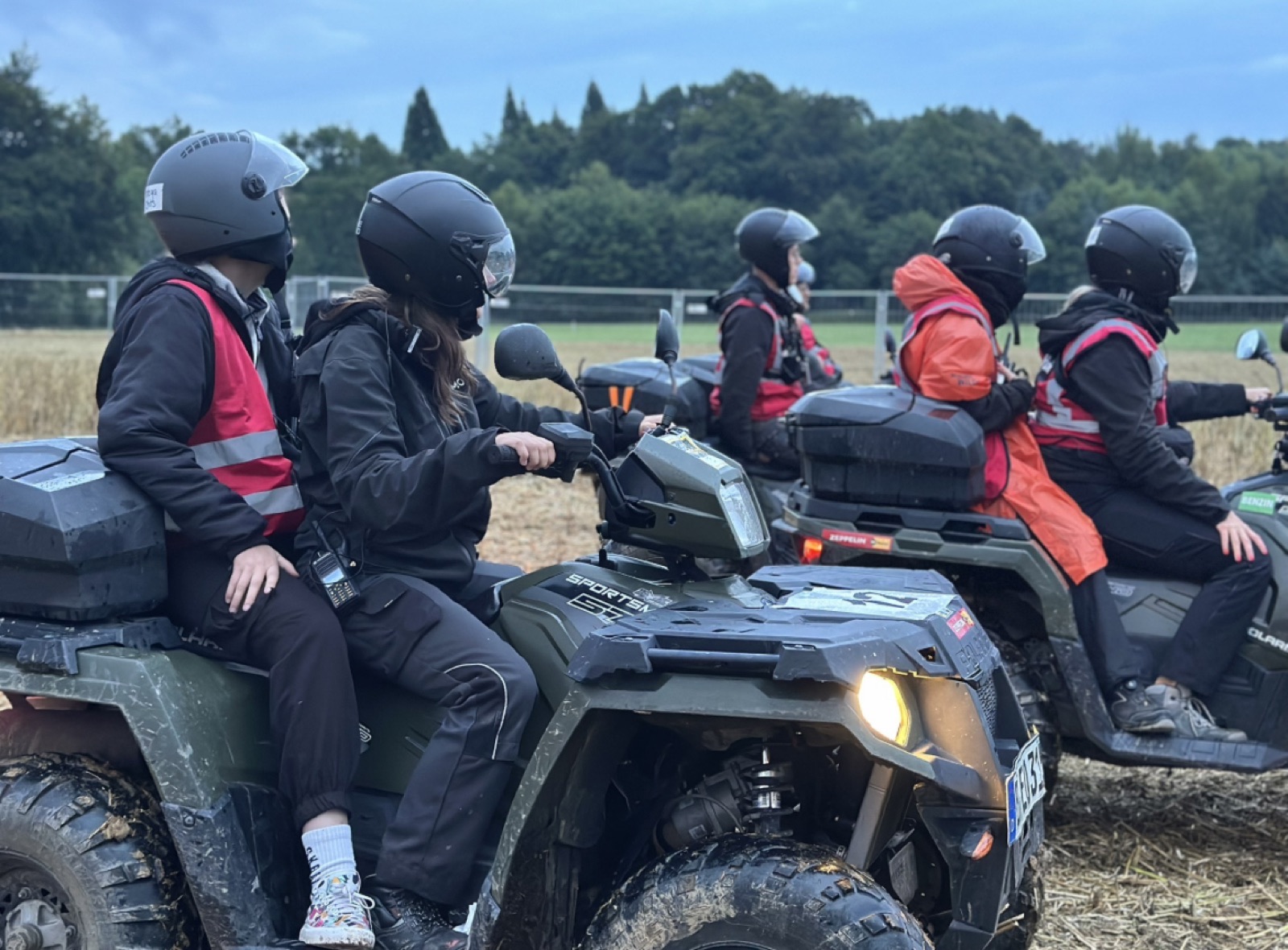 pluseins Team auf dem Gelände